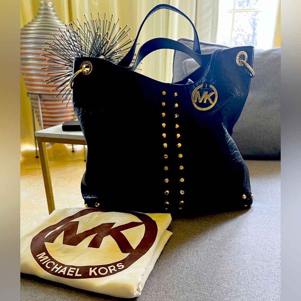 Beautiful leather MK bag in like new condition w dust bag. Stylish/unique look.